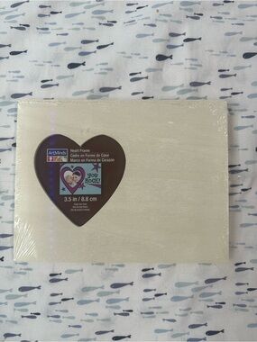 ArtMinds Cream Heart-Shaped Photo Frame